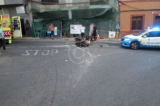 Dos heridos en una colisión de un vehículo con una moto en una calle de El Ejido (Telde)/TA.